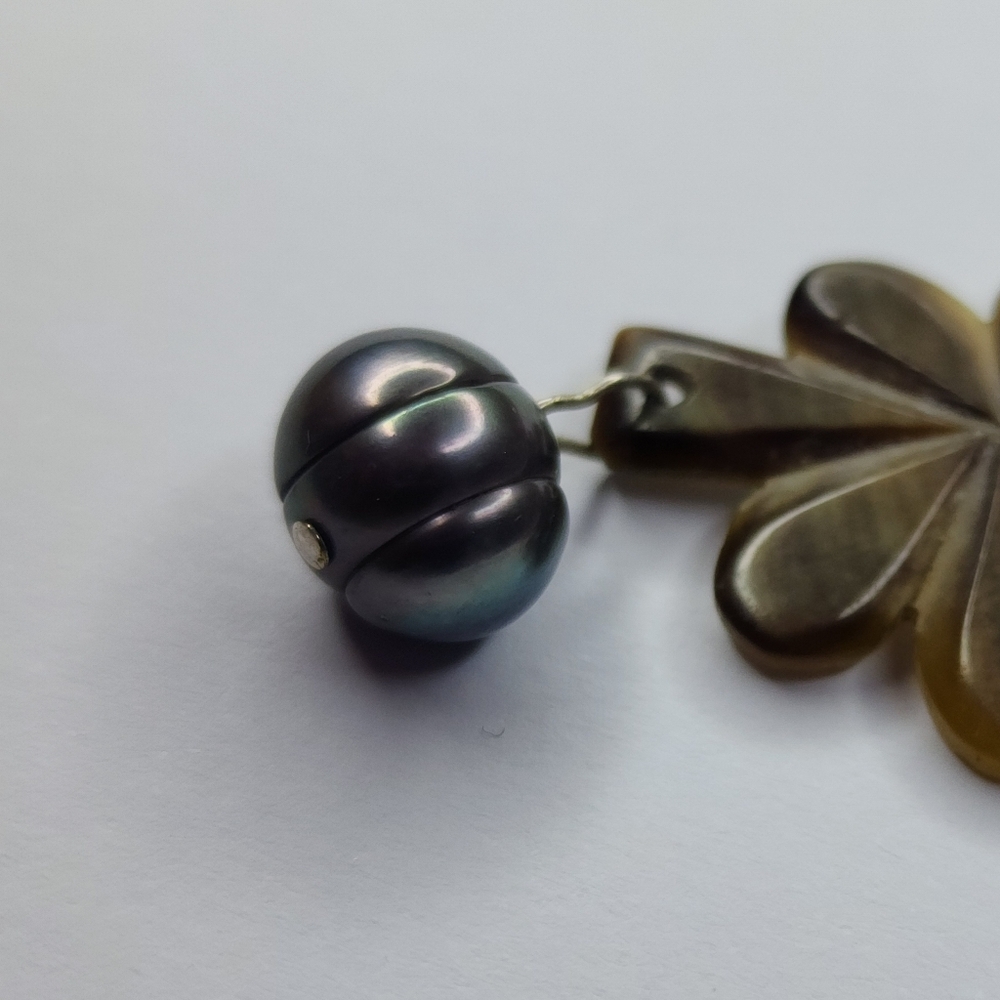 Mother of Pearl Flower Necklace - 10mm Genuine Freshwater Pearl-Handmade (Fiji) - Picture 6 of 6